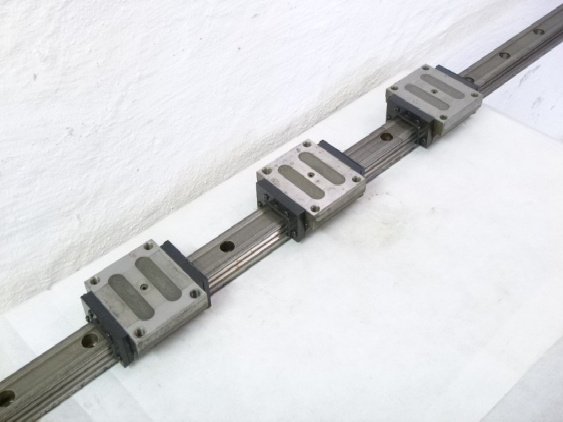 Linear drive Linearführungswagen, 3 Stück, mit Linearführungsschiene NSK LGY45 ( 3 Stück ) Linearführungsschiene: Länge: 1935mm, Breite: 45 mm, Höhe: 37,5 mm Ersatzteil u.a. für Bearbeitungszentrum MAZAK AJV25/405 ! gebraucht, geprüft ! photo on Industry-Pilot